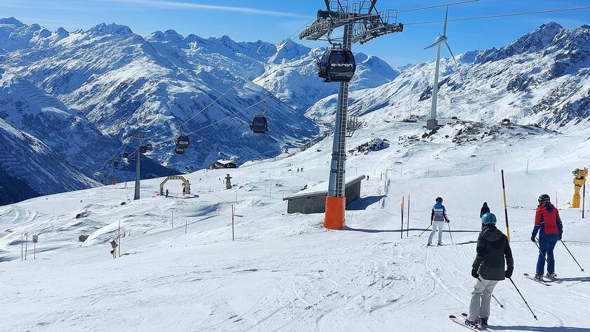 Skifahrer auf den Pisten der Skiregion Andermatt-Sedrun-Disentis.