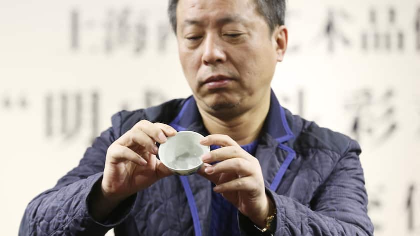 Der chinesische Unternehmer und Sammler Liu Yiqian mit der «Chicken Cup» aus der Ming-Dynastie.