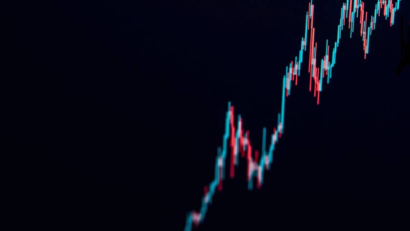 Ein Kerzenchart der Kryptowährung Bitcoin ist auf einer Handelsplattform auf einem Laptop offen.