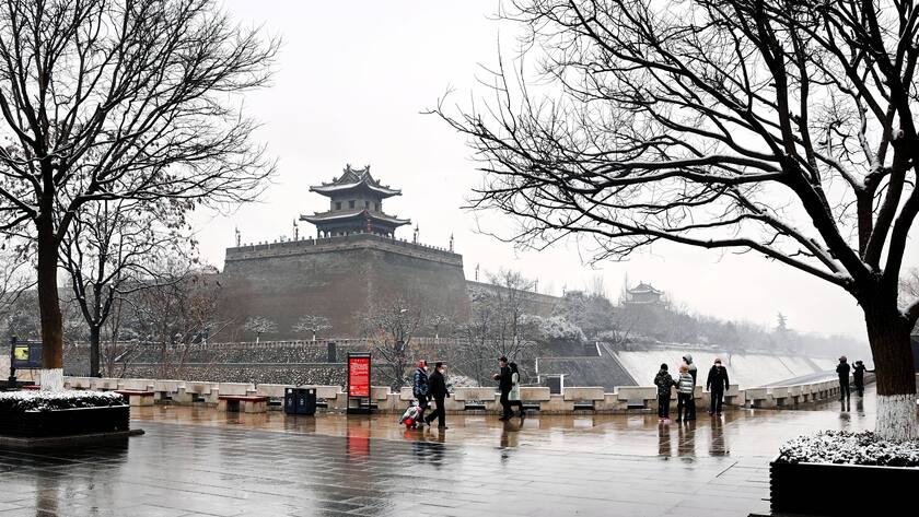 220123 -- XI AN, Jan. 23, 2022 -- Citizens visit the ancient city wall in Xi an, northwest China s Shaanxi Province, Jan. 23, 2022. The northwestern Chinese city of Xi an is expected to clear all areas classified as high and medium-risk for COVID-19 on Jan. 25, provided no special circumstances arise, a government official said on Saturday. CHINA-SHAANXI-XI AN-DAILY LIFE CN TaoxMing PUBLICATIONxNOTxINxCHN