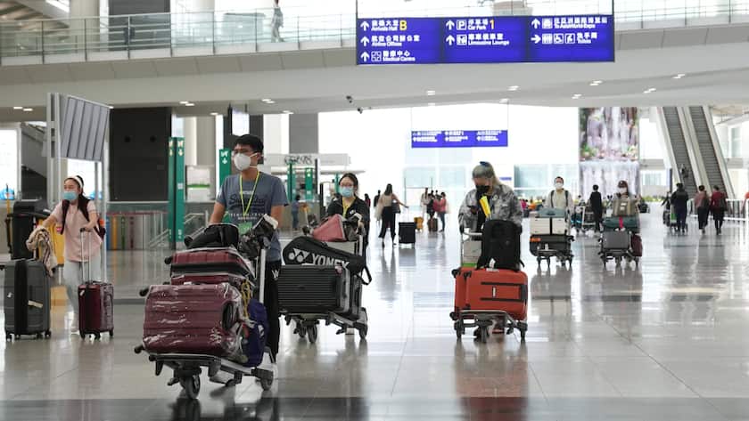 October 11, 2022, Hong Kong, China: Passengers at the arrival hall of Hong Kong International Airport in Chek Lap Kok. 11OCT22 SCMP / Hong Kong China - ZUMAs251 20221011_zin_s251_033 Copyright: xSamxTsangx