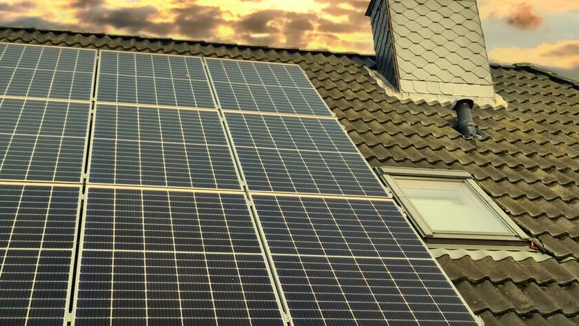 Solarmodule, die während des Sonnenuntergangs saubere Energie auf dem Dach eines Wohnhauses erzeugen *** Solar modules, the during of Sunset clean Energy at the Roof one Residence generate 1127118212