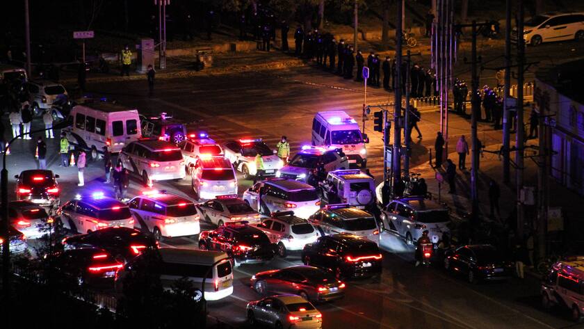 Anti-lockdown Protest in Peking: Autos stauen sich auf der Strasse.