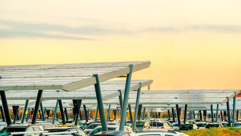 Solaranlage Solarpanel Parkplatz E-Auto