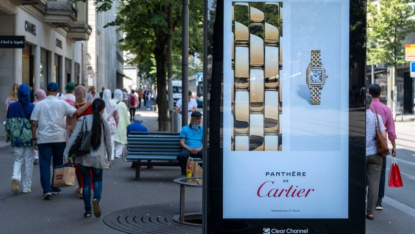 Eine Cartier Uhrenwerbung, fotografiert am Freitag, 23. Juli 2021 an der Bahnhofstrasse in Zuerich. (KEYSTONE/Christian Beutler)