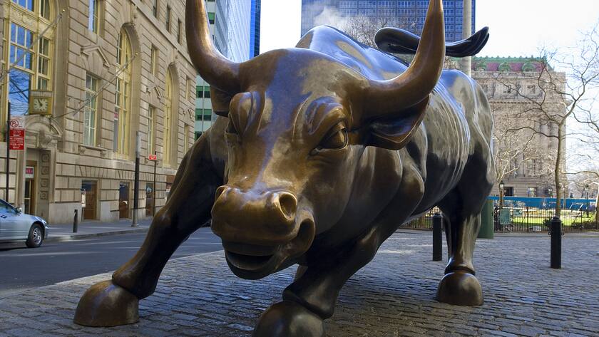 Der Stier an der Wall Street senkt seine Hörner zum Angriff.
