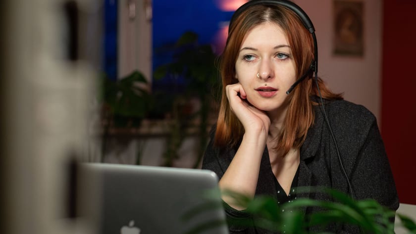 Gelangweilt im Meeting – eine Situation, die wir alle kennen. Führungspersonen sollten sich überlegen, welche Meetings effektiv notwendig sind.