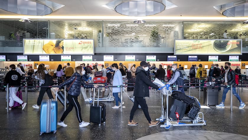 Menschen stehen am Check-In Schalter der Fluggesellschaft Swiss am Flughafen Zuerich, fotografiert am Donnerstag, 1. April 2021. (KEYSTONE/Alexandra Wey)
