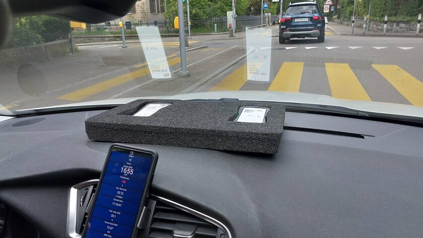 Das Gerät links unter der Windschutzscheibe misst hochfrequente elektromagnetische Felder, das Gerät rechts Magnetfelder tiefer Frequenz.