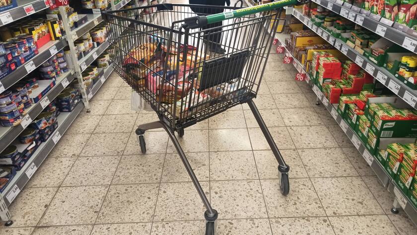 Einkauf in einem Supermarkt oder Discounter zu Zeiten von Corona und Krieg in der Ukraine. Einkauf in Zeiten von Corona und Krieg in der Ukraine *** Shopping in a supermarket or discount store at the time of Corona and war in Ukraine Shopping at the time of Corona and war in Ukraine