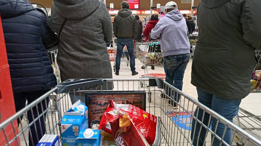 Warteschlange vor Supermarkt-Kasse