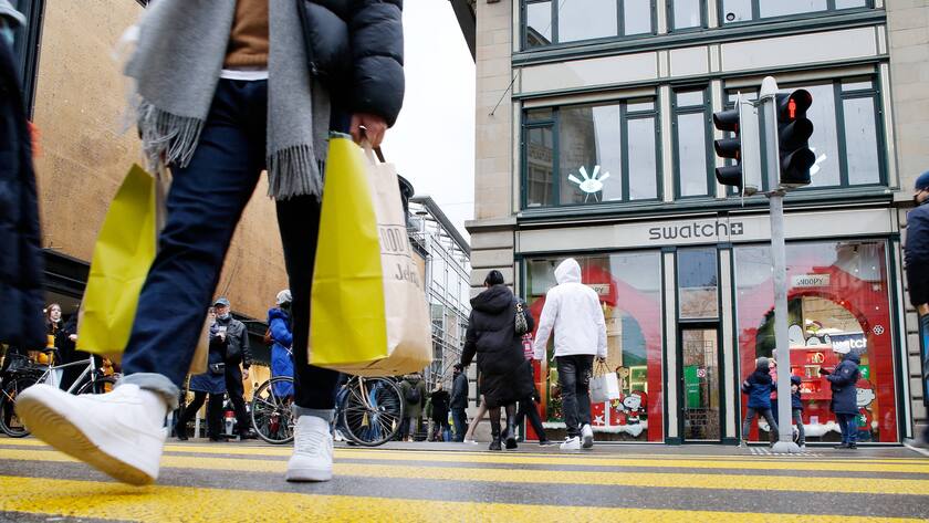 Foto Manuel Geisser 30.12.2021 Zürich : Shopping Bahnhofstrasse Zürich Swatch Filiale *** Photo Manuel Geisser 30 12 2021 Zurich Shopping Bahnhofstrasse Zurich Swatch store