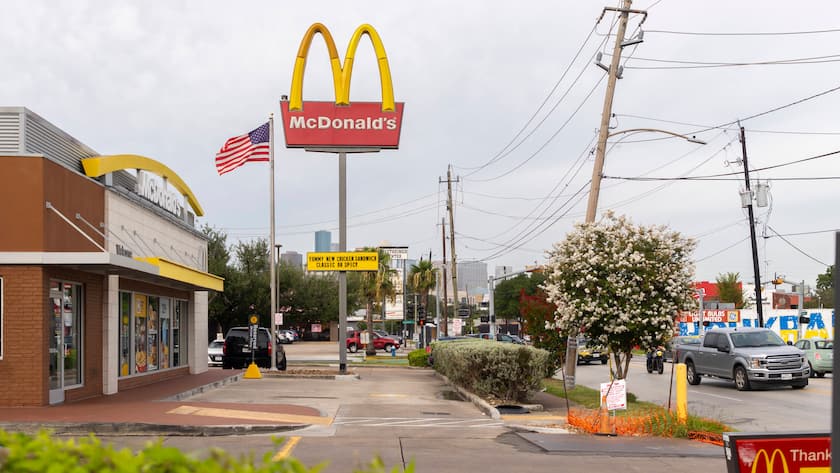 Houston, USA July 22, 2022 - View Of Houston - The logo of the Mc Donald s restaurant next to a flag of the USA HOUSTON, USA, ILLUSTRATION, CITYSCAPE, ETATS UNIS D AMERIQUE, GENERIQUE, MC DONALD S, HAMBURGER, RESTAURANT, FAST FOOD, CAPITALISME, IMPERIALISME AMERICAIN, ALIMENTATION, JUNK FOOD, MALBOUFFE, DRAPEAU AMERICAIN, OBESITE, SURPOIDS, LOGO, ECONOMIE, MULTINATIONALE, FINANCE PUBLICATIONxNOTxINxFRA Copyright: xVincentxIsorex