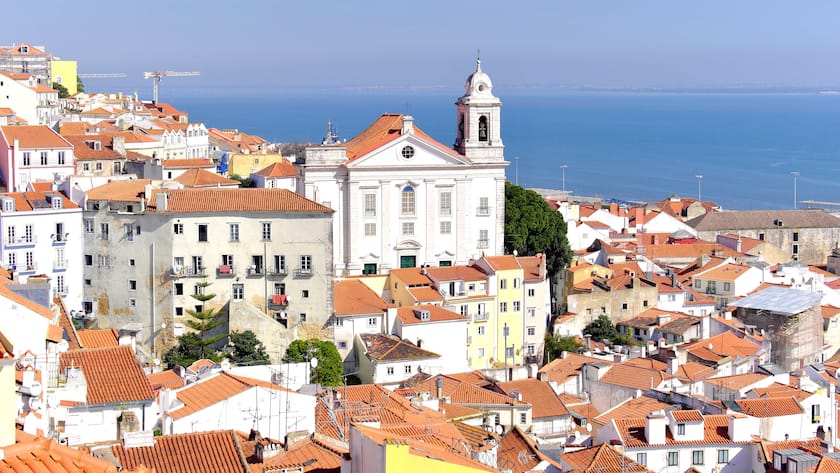 Portugal, Lisbon: rooftop view of the district of Alfama Portugal, Lisbon: rooftop view of the district of Alfama, the Church of Santo Estevao and the Tagus river Europe Western Europe Portugal PUBLICATIONxNOTxINxFRA Copyright: xLhotexL/Andia.frx 369188