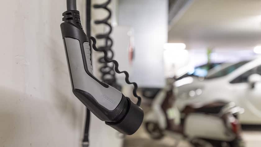 Stecker einer Ladestadion für Elektrofahrzeuge in einer private Tiefgarage in Uster.