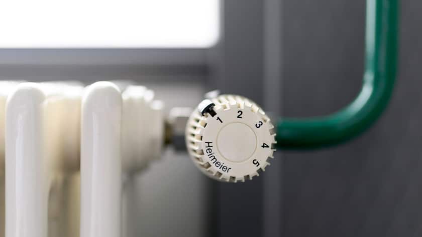 Der Thermostat einer Heizung mit Heizkörper