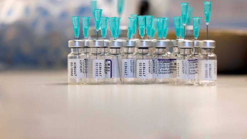 Fläschchen mit Dosierungen von Comirnaty beim Pressetermin zur außergewöhnlichen Impfaktion im historischen Airbus A300 Zero G am Köln Bonn Airport.