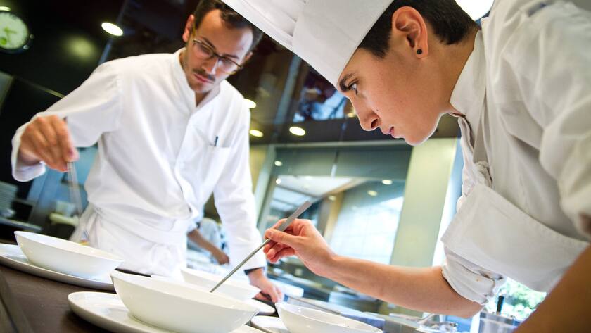 FRANCE - RESTAURANT TROIS GROS - THREE STARS - GUIDE MICHELIN Cesar Troisgros. Restaurant Troisgros has been awarded three stars in the Michelin guide since 1968. This family history has been handed down through four generations. Roanne ROANNE RHONE-ALPES-AUVERGNE FRANCE PUBLICATIONxINxGERxSUIxAUTxONLY Copyright: xV roniquexPopinetx HL_VPOPINET_1338312