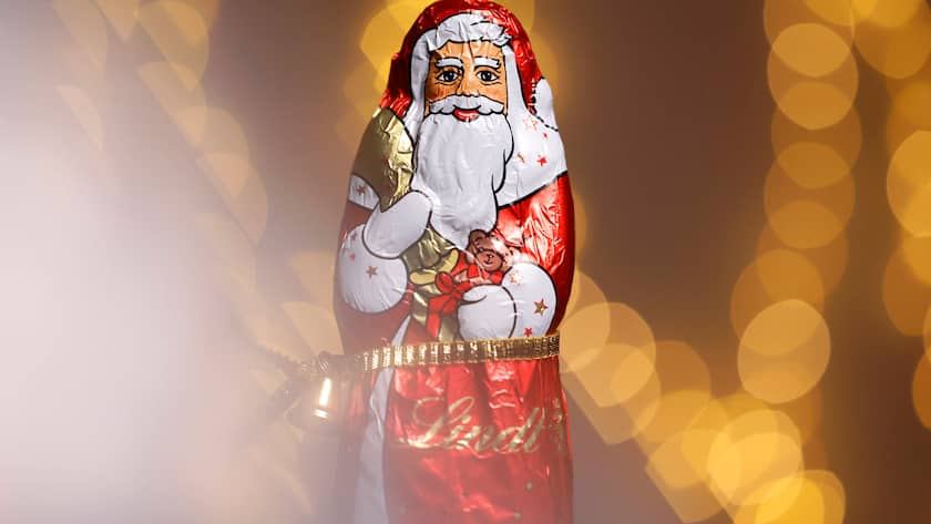 Ein Schoko-Weihnachtsmann der Chocoladefabriken Lindt & Sprüngli AG. Ernteausfälle bei Kakao in Westafrika führen zu Weihnachten hierzulande zu steigenden Schokoladenpreisen. Themenbild, Symbolbild Köln, 13.12.2023 NRW Deutschland *** A chocolate Santa Claus from Chocoladefabriken Lindt Sprüngli AG Cocoa crop failures in West Africa lead to rising chocolate prices in Germany at Christmas Theme picture, symbolic image Cologne, 13 12 2023 NRW Germany Copyright: xChristophxHardtx