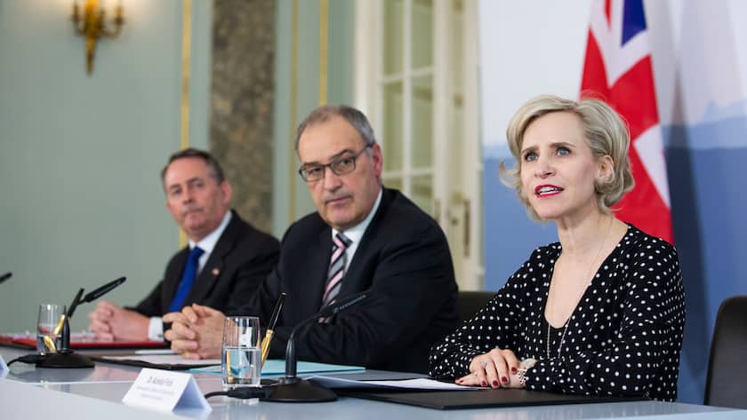 Liechtenstein's Foreign Minister Aurelia Frick, right, speaks next to Swiss Federal Councillor Guy Parmelin, center, and British Secretary of State for International Trade Liam Fox, after signing a trade agreement in Bern, Switzerland, Monday, February 11, 2019. Parmelin, Fox and Frick signed a bilateral trade agreement regulating relations between the two countries after the Brexit. Because of the customs treaty with Switzerland, the agreement also applies to Liechtenstein. (KEYSTONE/Peter Klaunzer)