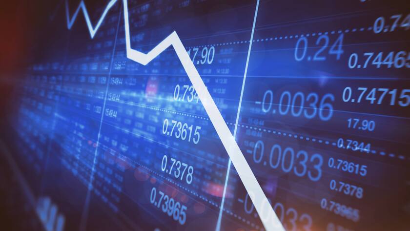 Sinkendes Liniendiagramm auf Aktienmarkt-Bildschirm
