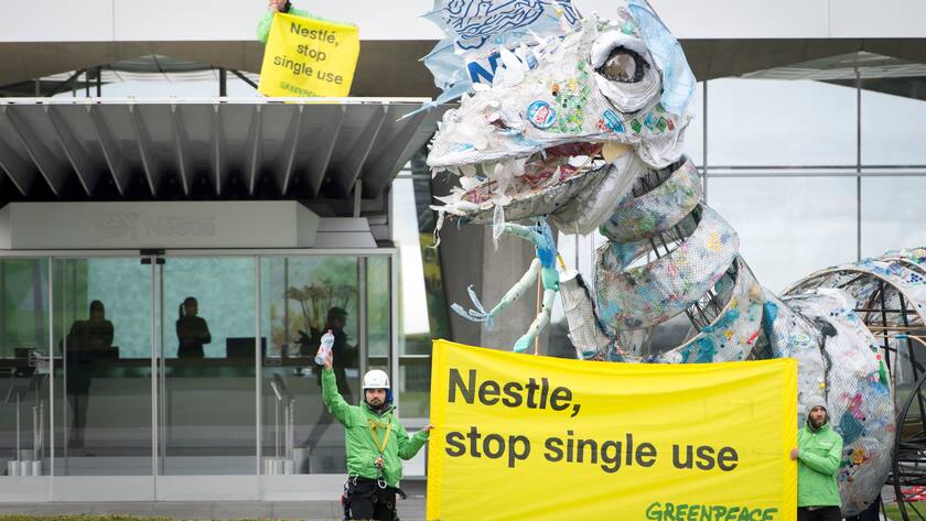 Greenpeace activists bring back to food and drinks giant Nestle a huge monster made of plastic recovered at sea and on the beaches by Greenpeace in front of the Nestle's headquarter in Vevey, Switzerland, Tuesday, April 16, 2019. The NGO wants above all to denounce the pollution caused by single-use plastics that end up creating real continents of waste in the oceans. (KEYSTONE/Laurent Gillieron)