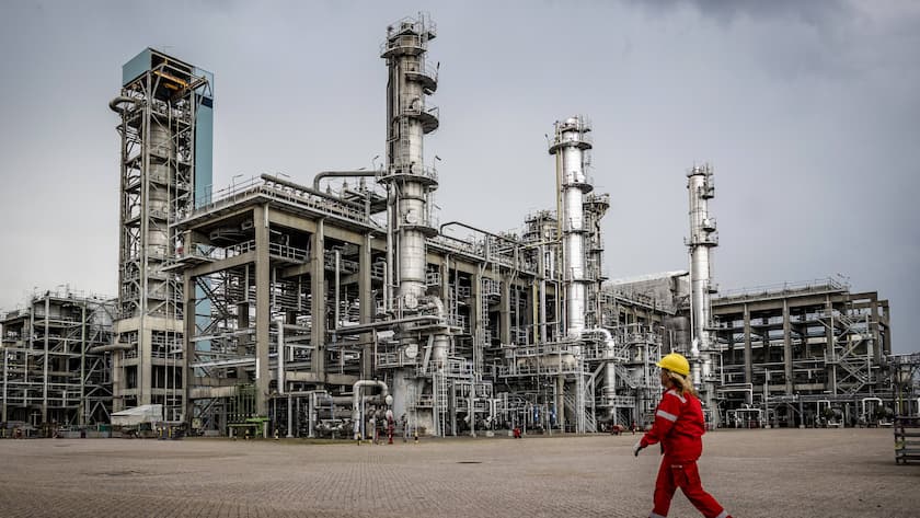 2022-05-16 10:34:35 PERNIS - HCU factory at Shell s energy and chemical park in Pernis. In this factory the raw products are prepared for further processing. ANP JEFFREY GREENWEG netherlands out - belgium out *** 2022 05 16 10 34 35 PERNIS HCU factory at Shell s energy and chemical park in Pernis In this factory the raw products are prepared for further processing ANP JEFFREY GREENWEG netherlands out belgium out PUBLICATIONxINxGERxSUIxAUTxONLY Copyright: xx x448650678x originalFilename: 448650678.jpg