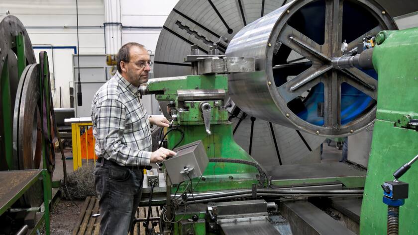 Älterer Arbeiter der Metallindustrie an CNC Fräsmachine
