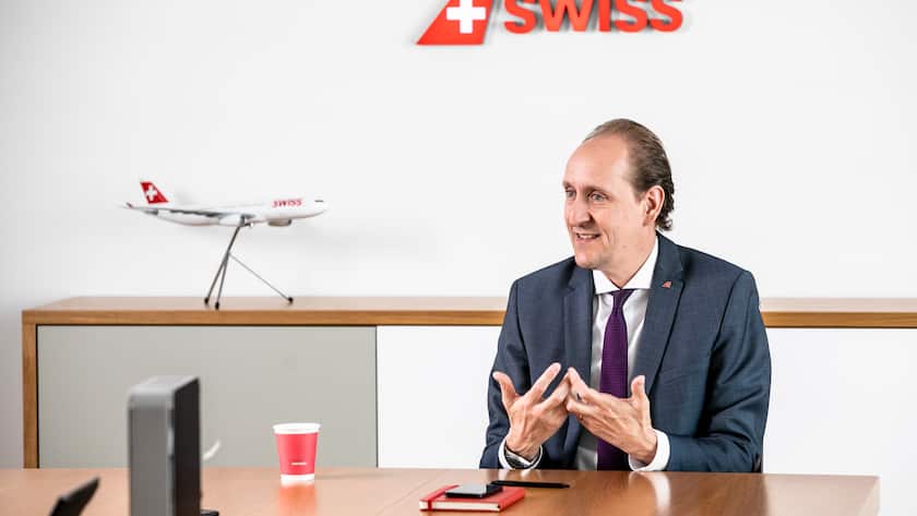 Dieter Vranckx, CEO Swiss im Interview mit Handelszeitungjournalist Tim Höfinghoff im Sitz in Kloten fotografiert