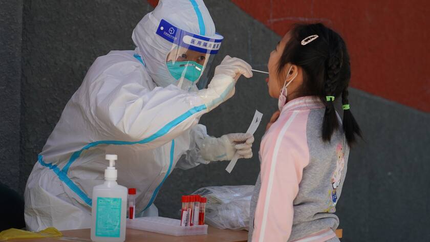 Coronatest in China: Die Gefahr schädlicher Lockdowns wächst.