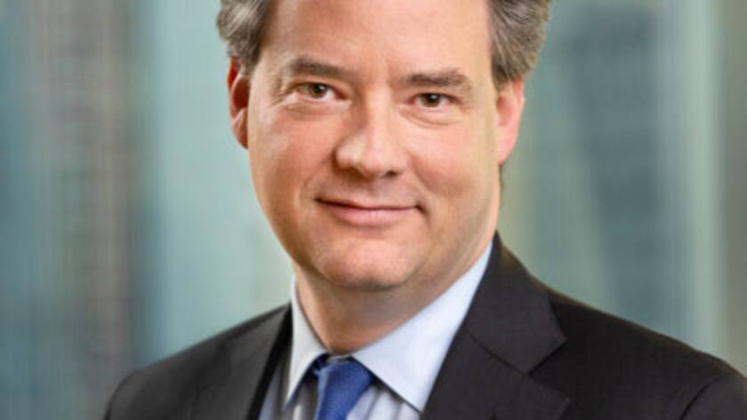 Mark Wiedman, Senior Managing Director ist weltweit für die Geschäftsbereiche von BlackRock verantwortlich. Dazu gehören das nordamerikanische Kundengeschäft, die regionalen Geschäftsbereiche APAC, EMEA, Lateinamerika, die globalen Teams für Versicherer, Berater und öffentliche Institutionen, Financial Markets Advisory und Marketing.