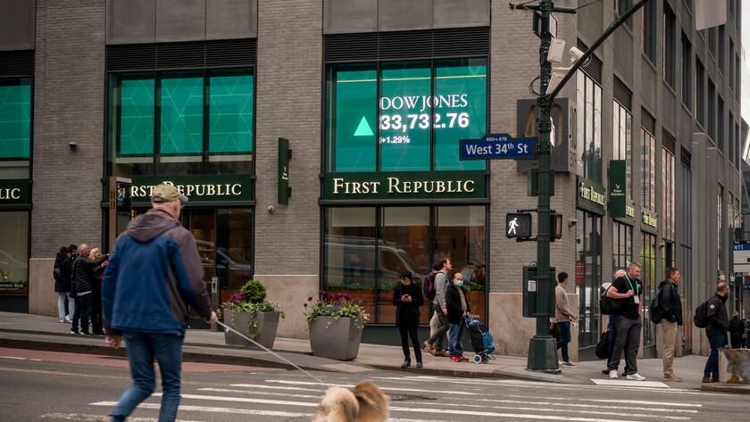First Republic Bank struggles A branch of the First Republic Bank in the Hudson Yards neighborhood in New York on Thursday, April 27, 2023. First Republic Bank stock has been in free fall as the bank struggles to imbue confidence in its depositors.. PUBLICATIONxNOTxINxUSAxUK RichardxB.xLevine