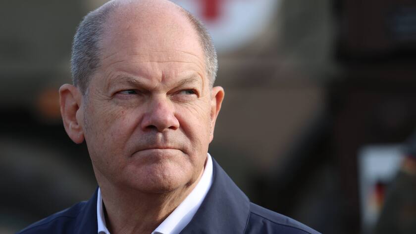 Niedersachsen, Ostenholz: Bundeskanzler Olaf Scholz SPD, 2.v.l lässt sich von Brigadegeneral Andreas Kühne r vor der Ausbildungs- und Lehrübung des Heeres im Landkreis Heidekreis in der Lüneburger Heide Equipment der Bundeswehr erklären. *** Lower Saxony, Ostenholz Federal Chancellor Olaf Scholz SPD, 2 v l has Brigadier General Andreas Kühne r explain to him equipment of the Bundeswehr before the training and teaching exercise of the army in the district of Heidekreis in Lüneburg Heath