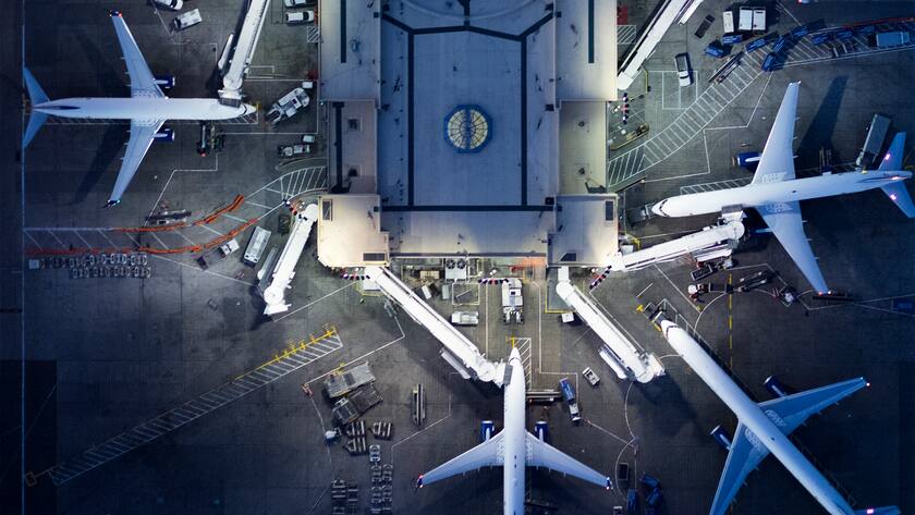 Flughafen-Terminal von oben gesehen.