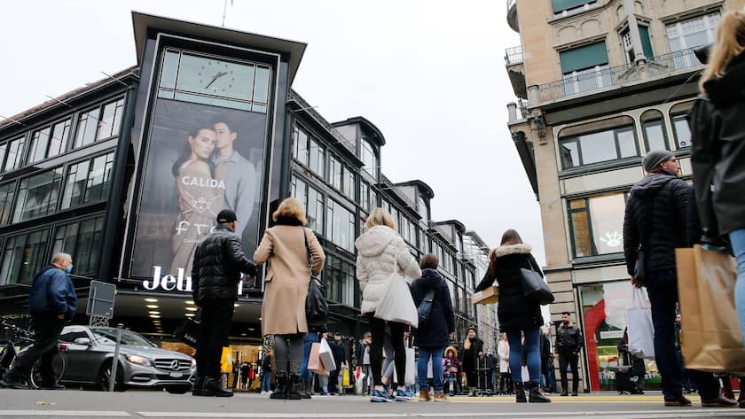 Foto Manuel Geisser 13.11.2021 Zürich : Passanten vor Jelmoli Warenhaus Zürich *** Photo Manuel Geisser 13 11 2021 Zurich Passers-by in front of Jelmoli department store Zurich