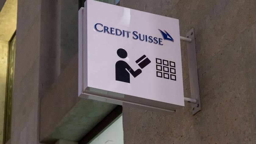 Geneva, Switzerland October 31, 2022 - A logo sits at the entrance of a Credit Suisse branch. The Swiss banking giant announced this week that it will cut 9,000 jobs worldwide as part of its restructuring. CREDIT SUISSE, BANQUE SUISSE, ILLUSTRATION, LOGO, GENERIQUE, ECONOMIE, FINANCE, BANQUIERS, BUREAUX, FRANC SUISSE, CONFEDERATION HELVETIQUE, GENEVE, BUSINESS, CAPITALISME, RICHESSE PUBLICATIONxNOTxINxFRA Copyright: xVincentxIsorex