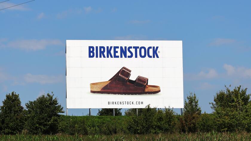 21.08.2023, Deutschland, NRW, Wirtschaft, Schuhhersteller, Birkenstock Plakat auf einem Feld, Schuhe, Sandalen NRW Deutschland *** 21 08 2023, Germany, NRW, economy, shoe manufacturer, Birkenstock poster on a field, shoes, sandals NRW Germany Copyright: xSnowfieldxPhotographyx SF210823BirkenstockD