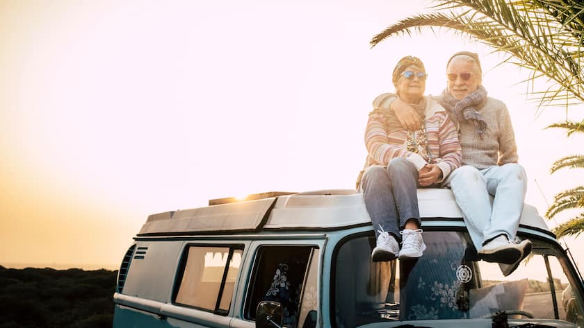 Paar auf dem Dach eines Campers. Rentner auf Reisen