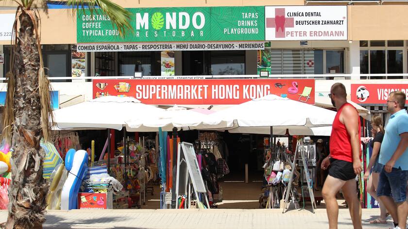 Ein Supermarkt an der Promenade in Playa de Palma. Playa de Palma Mallorca *** A supermarket on the promenade in Playa de Palma Playa de Palma Mallorca