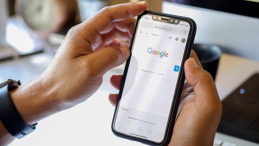 Viele Menschen lesen Nachrichten und journalistische Beiträge über Google Discover.