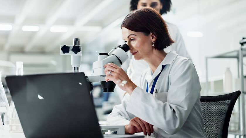 Chemistry, laptop and women in lab, microscope and testing with science experiment, research and medicine. Results, researcher or employees with equipment, pc or study with sample analysis or biotech. ,model released, Symbolfoto PUBLICATIONxINxGERxSUIxAUTxONLY Copyright: xZoonar.com/YurixArcursxpeopleimages.comx 21793823 ,model released, Symbolfoto ,property released