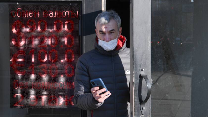 Kunden mit Rubel-Guthaben sind eine Hypothek für Schweizer Banken Russia Ukraine Military Operation 8128304 28.02.2022 An electronic scoreboard with information about the exchange rate is seen at a currency exchange office in Moscow, Russia. The Russian rouble lunged to an all-time low on Monday. The Russian central bank raised its key interest rate to 20% from 9.5% to counter risks of rouble depreciation and higher inflation. Alexey Maishev / Sputnik Moscow Russia PUBLICATIONxINxGERxSUIxAUTxONLY Copyright: xAlexeyxMaishevx