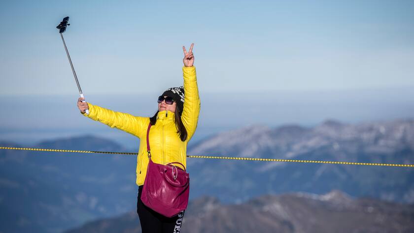 Chinese tourists have fun on Mount Titlis above Engelberg in the Canton of Obwalden, Switzerland, on October 28, 2014. (KEYSTONE/Urs Flueeler)Chinesische Touristen vergnuegen sich auf dem Titlis oberhalb von Engelberg, Obwalden, am Dienstag, 28. Oktober 2014 im Schnee. (KEYSTONE/Urs Flueeler)
