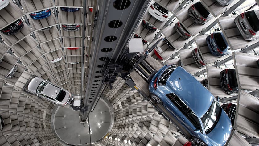 Innenansicht vom Autoturm der Autostadt GmbH von der Volkswagen AG im Stammwerk Wolfsburg.