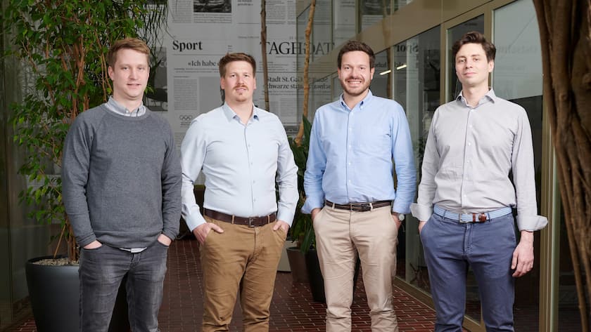 Die vier Gründer von Kaspar& erzielen nach vier Jahren mit ihrer digitalen Spar-App einen grossen Durchbruch.