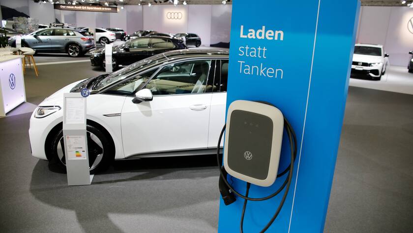 Foto Manuel Geisser 03.11.2021 Zürich SCHWEIZ : 34. Auto Zürich Car Show 2021 . Im Bild : Ladestation für Elektroautos VW / Audi Stand *** Photo Manuel Geisser 03 11 2021 Zurich SWITZERLAND 34 Auto Zürich Car Show 2021 In the picture charging station for electric cars VW Audi booth