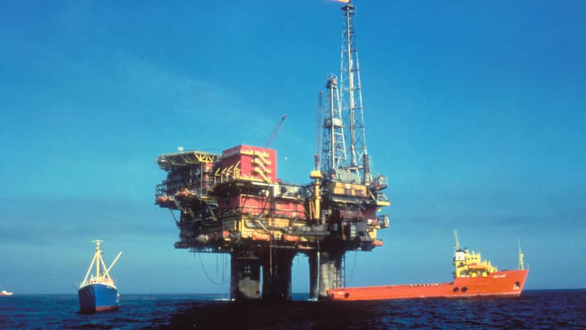 The Brent D oil rig, a concrete gravity platform installed in 1976 and weighing more than 200,000 tonnes, circa 1980. (Photo by f/8 Imaging/Hulton Archive/Getty Images)
