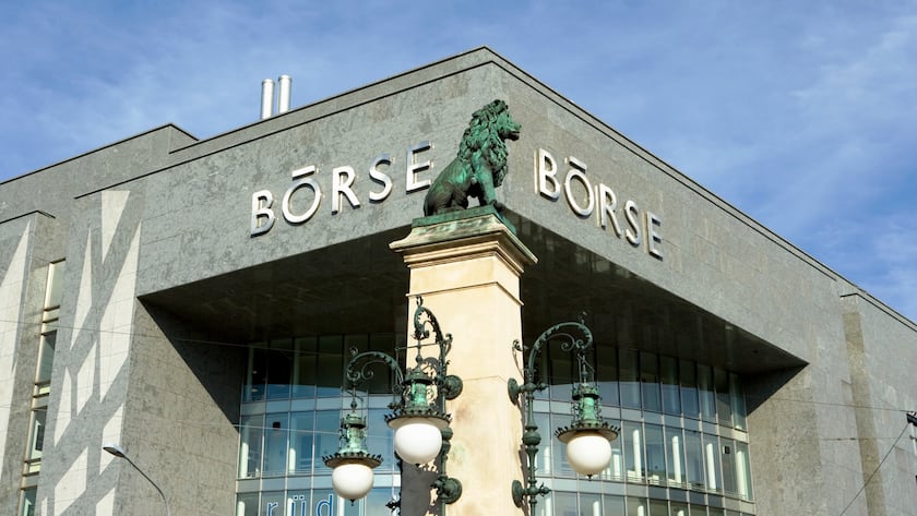 Was, wenn nun der Bär käme? Blick auf die Schweizer Börse SIX, davor historische Lampe.