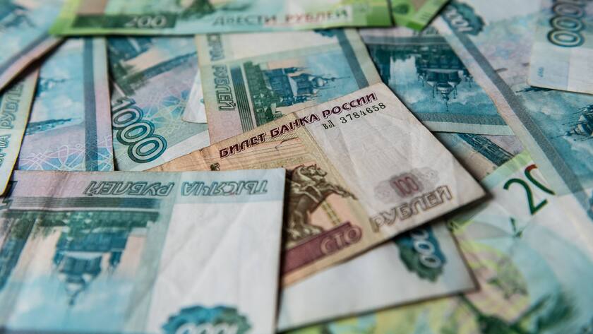 Rubelscheine liegen auf einem Tisch. Rottweil Baden-Württemberg Deutschland *** ruble notes lying on a table Rottweil Baden Württemberg Germany