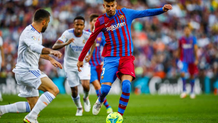 FC Barcelona, Barca V Real Madrid - La Liga Santander 03 Gerard Pique of FC Barcelona during the La Liga Santader match between FC Barcelona and Real Madrid at Camp Nou Stadium on October 24, 2021 in Barcelona. Barcelona Barcelona Spain PUBLICATIONxNOTxINxFRA Copyright: xXavierxBonillax bonilla-fcbarcel211024_np3b2
